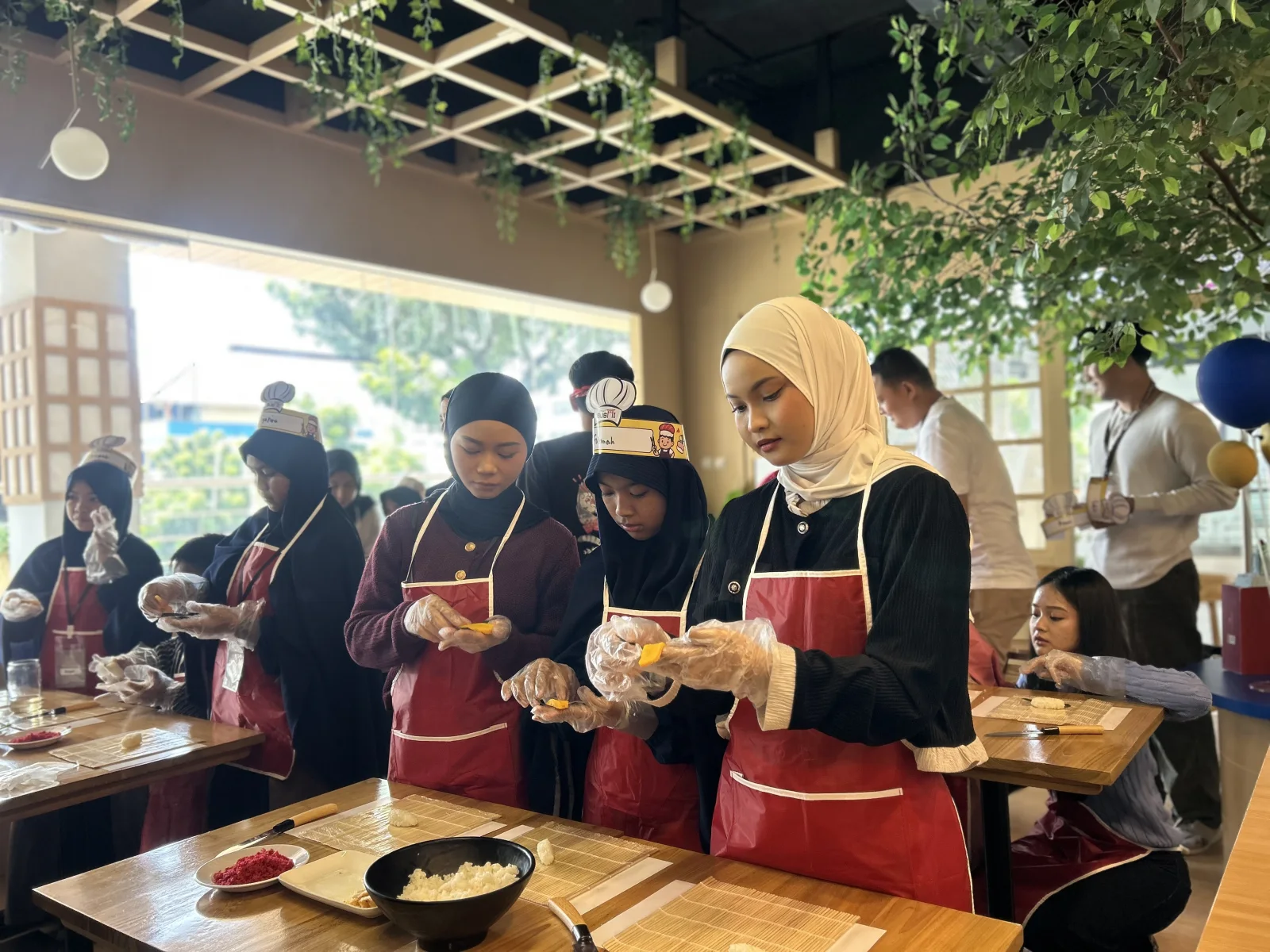 Komunitas mengikuti workshop sushi Street Sushi