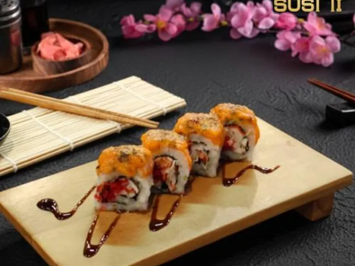 Aburi Salmon Mentai Roll